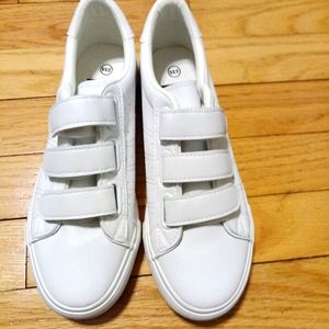 White shoes women sneakers size 235 ( size 5.5 ) NWOT